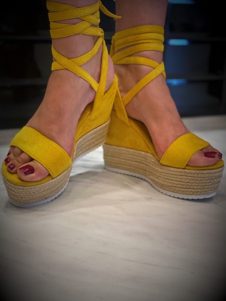 Sandalen mit Keilabsatz und Schnürung gelb